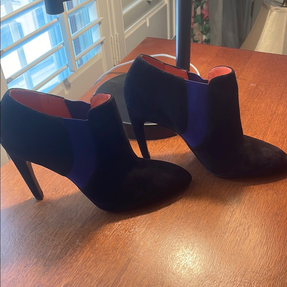 Elegant Black and Blue Women's suede booties. Via Spiga